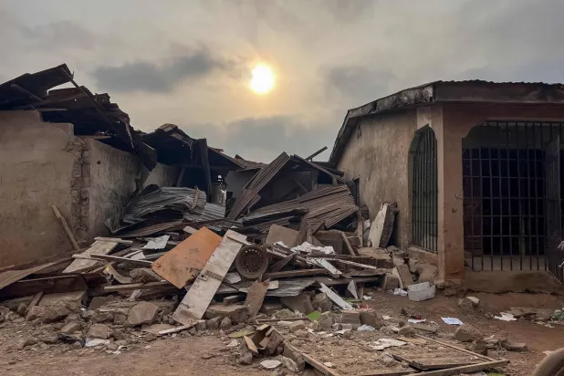 صورة لهياكل مدمرة نتيجة غارات أميركية على مسلحين لم يُكشف عن هويتهم مرتبطين بتنظيم «داعش» في 27 ديسمبر 2025 بنيجيريا (أ.ف.ب)