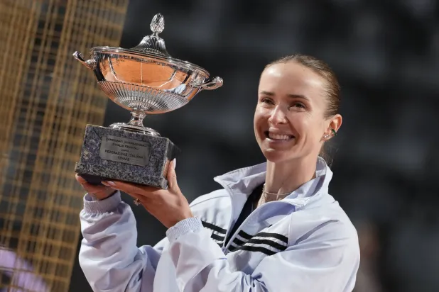 16 May 2026, Italy, Rome: Ukrainian tennis player Elina Svitolina celebrates with the trophy after defeating US' Coco Gauff during their Women's Singles Final tennis match of the Italian Open tennis tournament at Foro Italico. Photo: Alfredo Falcone/LaPresse via ZUMA Press/dpa
