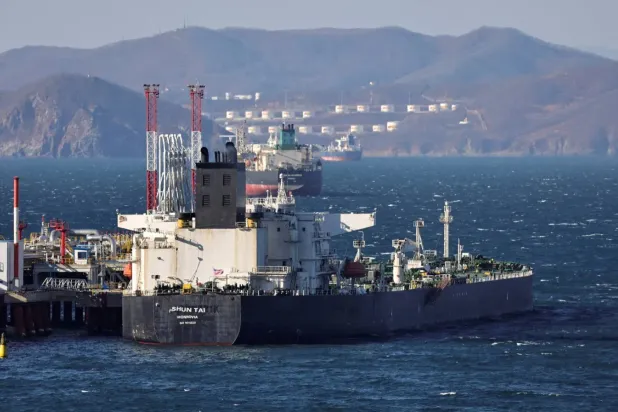 Rusya’nın Nakhodka Körfezi’ndeki Kozmino limanında demirlemiş bir ham petrol tankeri (Reuters)