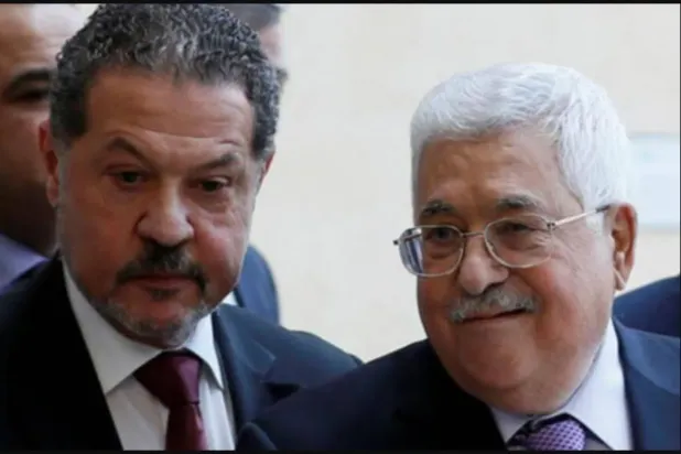 Filistin Devlet Başkanı Mahmud Abbas, oğlu Yaser Abbas ile birlikte Batı Şeria’nın Ramallah kentinde, 28 Mayıs 2018 (Arşiv – Reuters)