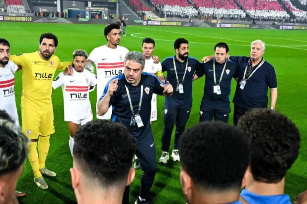 معتمد جمال يوجه اللاعبين (نادي الزمالك)