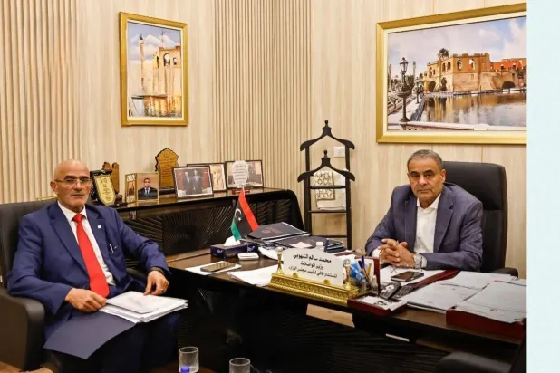 محمد الشهوبي المستشار المالي للدبيبة يلتقي نقيب المتقاعدين بغرب ليبيا الأسبوع الماضي (الصفحة الرسمية للاتحاد الوطني لعمال ليبيا)