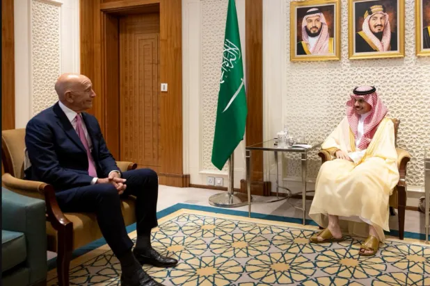 وزير الخارجية السعودي خلال استقباله في الرياض مبعوث الولايات المتحدة الأميركية إلى سوريا توم براك (واس)
