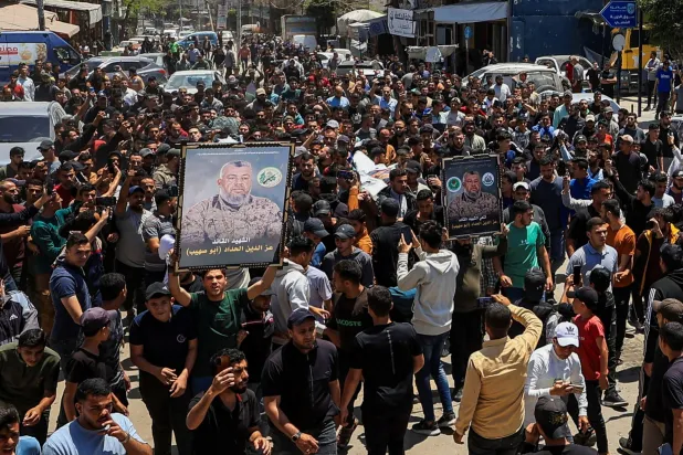 فلسطينيون يشيعون عز الدين الحداد في مدينة غزة السبت الماضي (رويترز)