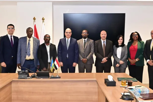 وزير الري المصري هاني سويلم خلال لقاء الوفد الرواندي المشارك في اجتماع «اللجنة التوجيهية» بالقاهرة يوم الأحد (صفحة مجلس الوزراء على «فيسبوك»)