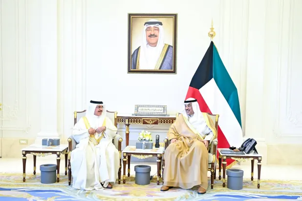الشيخ صباح خالد الصباح ولي العهد الكويتي خلال استقباله وزير الداخلية البحريني الفريق أول الشيخ راشد بن عبد الله آل خليفة (كونا)