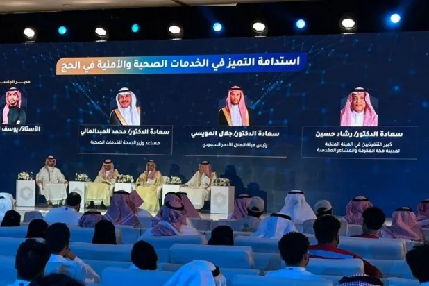 الدكتور رشاد حسين خلال مشاركته في جلسة «استدامة التميز في الخدمات الصحية والأمنية في الحج» ضمن فعاليات المنتدى الأحد (الشرق الأوسط)