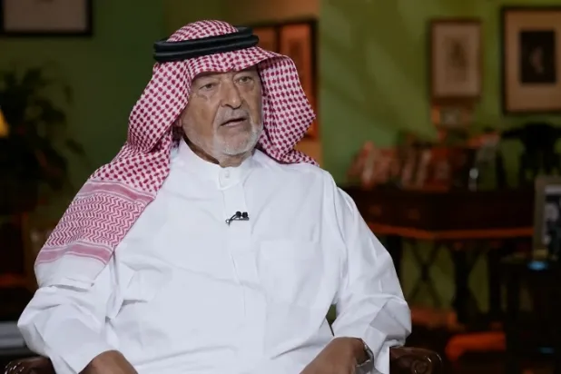 الراحل حسان ياسين متحدثاً في لقاء تلفزيوني (شاشة روتانا)