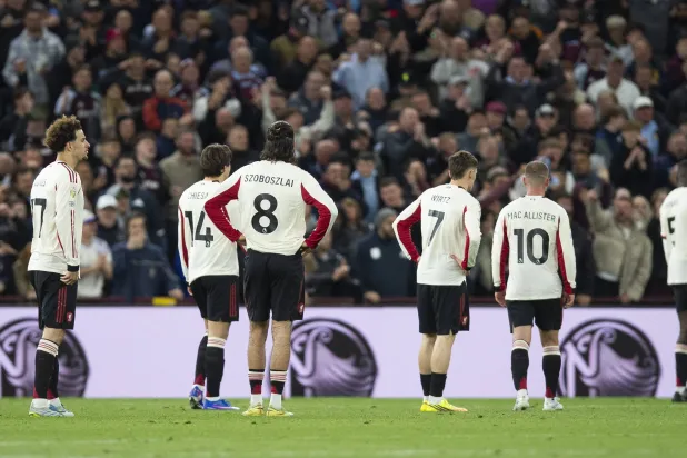 لاعبو ليفربول ومشهد الأنكسار المتكرر هذا الموسم بعد الهزيمة أمام أستون فيلا (ا ب ا)
