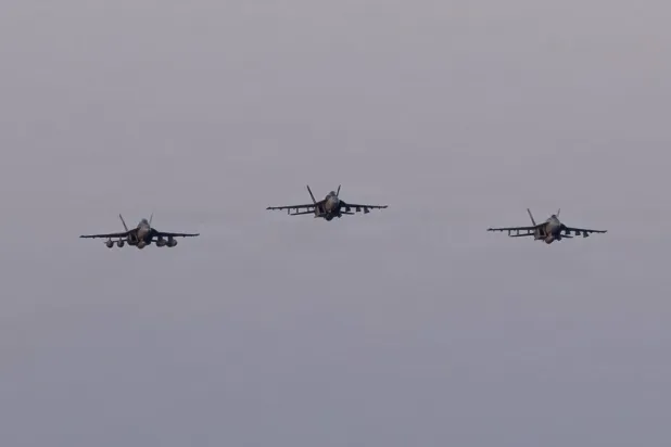 Üç adet F-18 Super Hornet savaş uçağı, Ortadoğu'daki Abraham Lincoln ABD uçak gemisinden havalandı (Arşiv-Reuters)