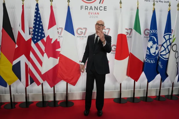 وزير المالية الفرنسي رولان ليسكور لدى وصوله إلى اجتماع مجموعة السبع في باريس (أ.ب)