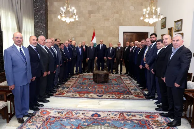 الرئيس جوزيف عون مستقبلاً النائب ميشال ضاهر مع وفد من الاتحادات الزراعية (الرئاسة اللبنانية)