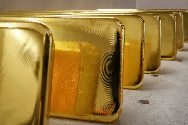 سبائك ذهبية بمدينة كراسنويارسك في روسيا (رويترز)
