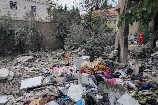 أحد عمال الإنقاذ يتفقد الأضرار الناجمة عن غارة إسرائيلية استهدفت مبنى سكنياً في بعلبك أسفرت عن مقتل قائد بحركة «الجهاد الإسلامي» وابنته البالغة من العمر 17 عاماً (أ.ف.ب)