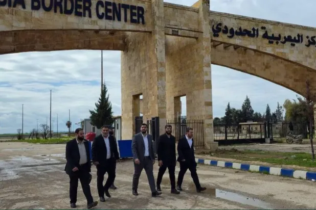 Geçtiğimiz nisan ayında Suriye Limanlar ve Gümrükler Genel Müdürlüğü'nden bir heyetin Irak ile olan el-Yarubiye sınır kapısına yaptığı inceleme gezisi (Yetkili Kurum)