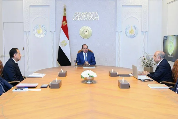 الرئيس المصري عبد الفتاح السيسي يتعرف خلال اجتماع حكومي، الاثنين، على موقف مشروعات الطاقة الجديدة والمتجددة (الرئاسة المصرية)