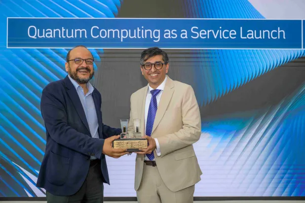الخويطر وبخاري خلال تدشين أول حاسوب كمي في المملكة وأول منصة تجارية لتقديم خدمات الحوسبة الكمية في الشرق الأوسط (أرامكو)