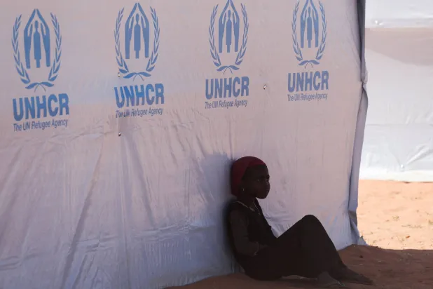 لاجئة سودانية من دارفور تستريح بجوار خيمة تابعة للمفوضية السامية للأمم المتحدة لشؤون اللاجئين داخل مخيم تولوم شرق دولة تشاد 30 نوفمبر 2025 (رويترز)