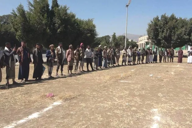 عناصر من الفئات المهمشة في وقفة للحوثيين بمدينة إب (إعلام حوثي)