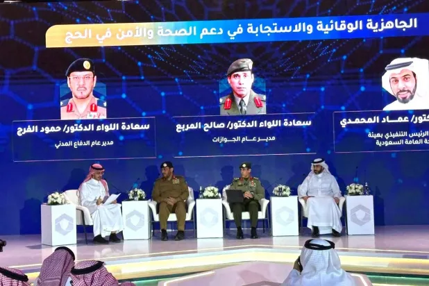 اللواء الدكتور حمود الفرج مدير الدفاع المدني واللواء الدكتور صالح المربع مدير الجوازات خلال جلسة حوارية بالمنتدى (الشرق الأوسط)