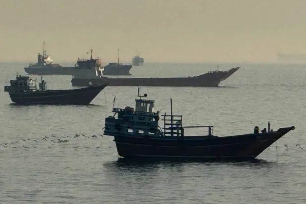 Umman'ın kuzeyindeki Musandam Yarımadası açıklarında, Hürmüz Boğazı'nda demirlemiş gemiler (AFP)