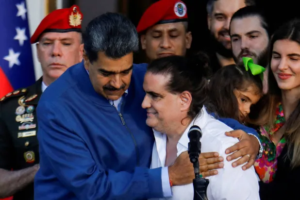 نيكولاس مادورو يعانق حليفه ووزير الصناعة السابق في فنزويلا أليكس صعب بعد إفراج السلطات الأميركية عنه في عام 2023 إثر اتهامه بالرشوة (رويترز)