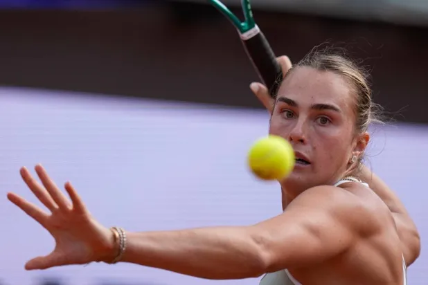  Belarus' Aryna Sabalenka returns the ball to Romania's Sorana Cirstea during their match at the Italian Open tennis tournament in Rome, Saturday, May 9, 2026. (AP) 