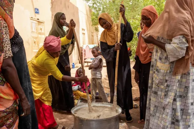 FILE PHOTO: Sudanese women from community kitchens run by local volunteers prepare meals for people who are affected by conflict and extreme hunger and are out of reach of international aid efforts, in Omdurman, Sudan, June 22, 2024. REUTERS/Mazin Alrasheed/File Photo

