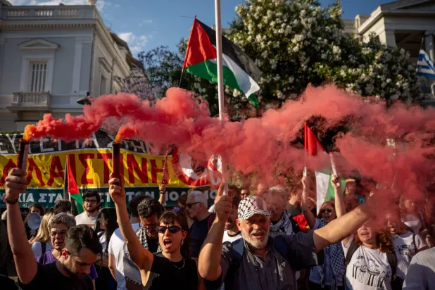 نظَّم متظاهرون احتجاجاً أمام وزارة الخارجية بأثينا في 18 مايو 2026 احتجاجاً على اعتراض البحرية الإسرائيلية أسطول التضامن العالمي قرب قبرص (أ.ف.ب)