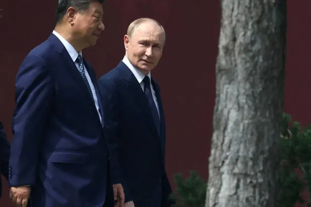 Rusya Devlet Başkanı Vladimir Putin ile Çin Devlet Başkanı Şi Cinping, Pekin’de Çin liderinin resmi konutu olan Zhongnanhai yerleşkesinde yürürken görülüyor - Eylül 2025 (Reuters)