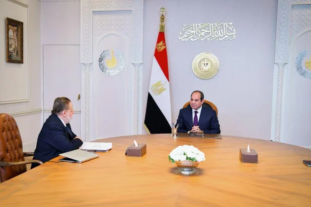السيسي خلال لقائه محافظ البنك المركزي حسن عبد الله (رئاسة الجمهورية)