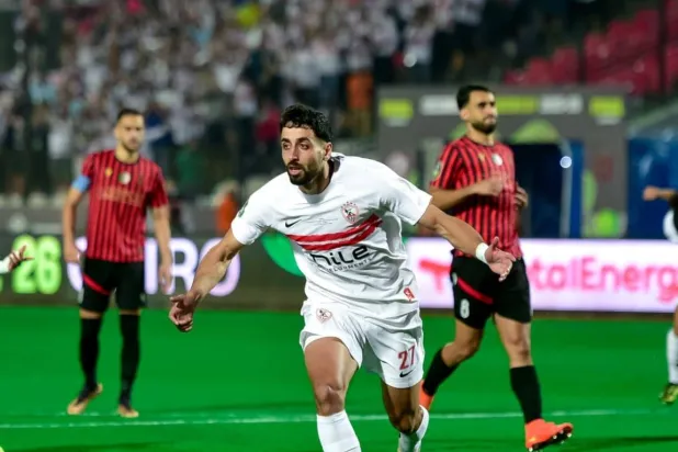 يتصدر الزمالك الترتيب برصيد 53 نقطة بفارق نقطتين أمام بيراميدز (نادي الزمالك)