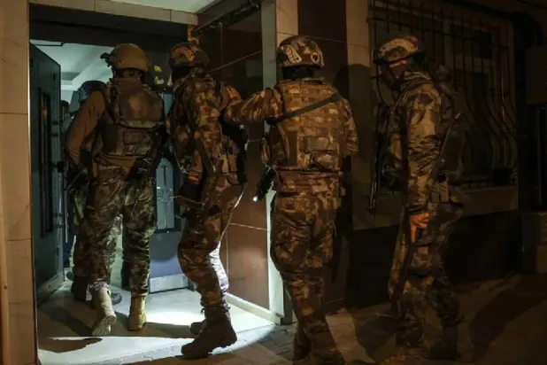 عناصر من قوات مكافحة الإرهاب في إسطنبول خلال مداهمة أحد المنازل فجر الأربعاء (الداخلية التركية)