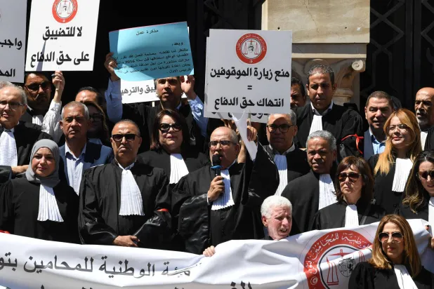 جانب من الاحتجاجات التي نظمها المحامون وسط العاصمة التونسية (أ.ف.ب)