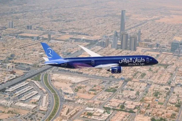 إحدى طائرات «طيران الرياض» تحلق في العاصمة الرياض (صندوق الاستثمارات العامة)