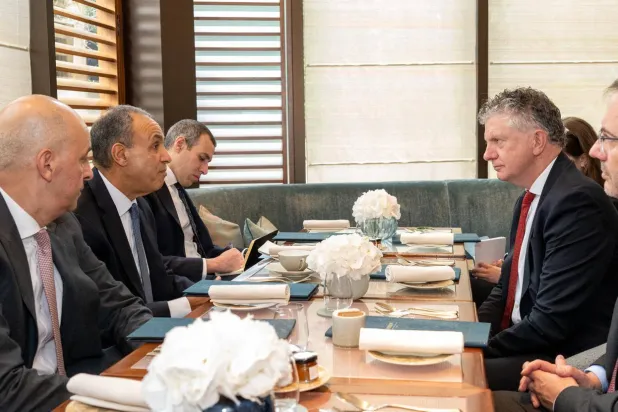 محادثات وزير الخارجية المصري بدر عبد العاطي ومستشار الأمن القومي البريطاني جوناثان باول في لندن الثلاثاء (صفحة وزارة الخارجية على فيسبوك)