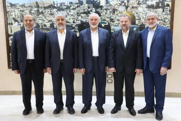 (foto altı) Hamas liderleri... (Sağdan sola) Ruhi Müşteha, Salih el-Aruri, İsmail Heniyye, Halid Meşal ve Halil el-Hayye (Arşiv – Hamas medyası)