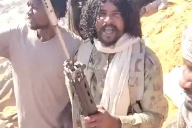 القائد الميداني في «الدعم السريع» الفاتح عبد الله إدريس الشهير بـ«أبو لولو» يتوسط مقاتلين آخرين قرب الفاشر يوم 27 أكتوبر 2025 (لقطة مقتطعة من فيديو - رويترز)