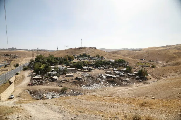 صورة التقطت يوم الثلاثاء لمساكن فلسطينية في «الخان الأحمر» قرب أريحا بالضفة الغربية المحتلة (رويترز)