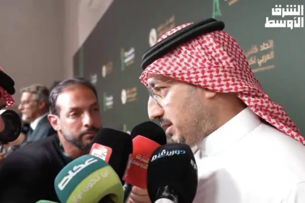 ياسر المسحل في حديثه لممثلي وسائل الإعلام (الشرق الأوسط) 
