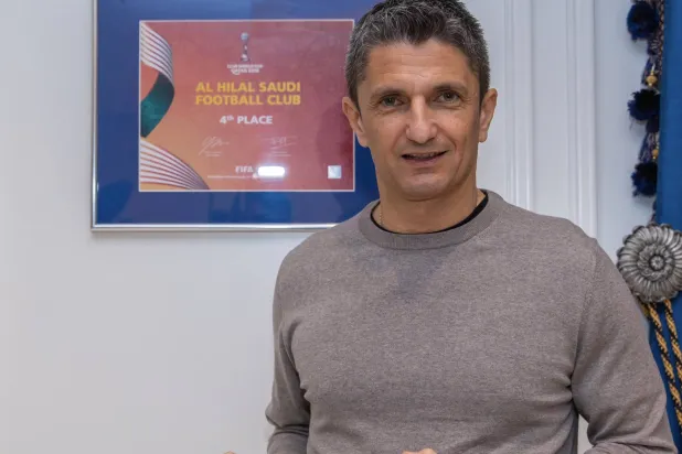 رازفان لوشيسكو مدرب الهلال السابق بات ضمن خيارات الاتفاق (نادي الهلال)