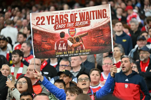 جماهير آرسنال تستعد للاحتفال بلقب الدوري الإنجليزي بعد غياب 22 عاماً (أ.ف.ب)