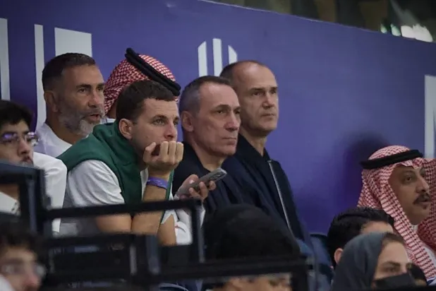 الجماهير الرياضية تترقب القائمة الأولى للمدرب دونيس (تصوير: نايف العتيبي) 