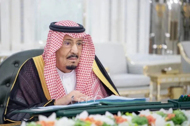 Suudi Arabistan Kralı Selman bin Abdülaziz, Salı günü Cidde’de Bakanlar Kurulu toplantısına başkanlık ederken (SPA / WAM)