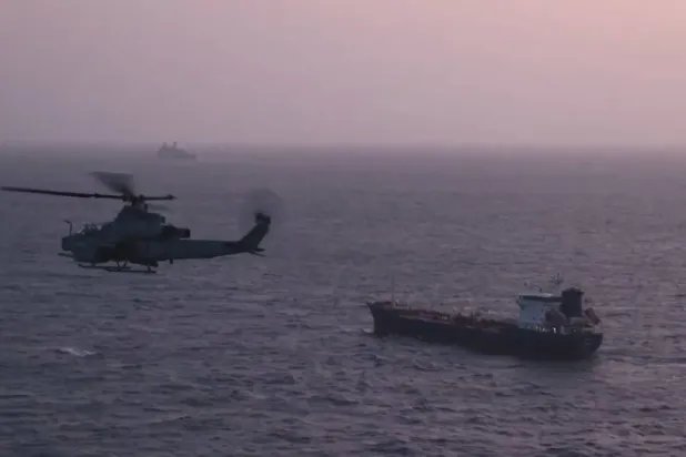 ABD'ye ait bir helikopter, Hürmüz Boğazı yakınlarında gözetleme operasyonu sırasında ticari bir geminin yakınından uçuyor (CENTCOM)