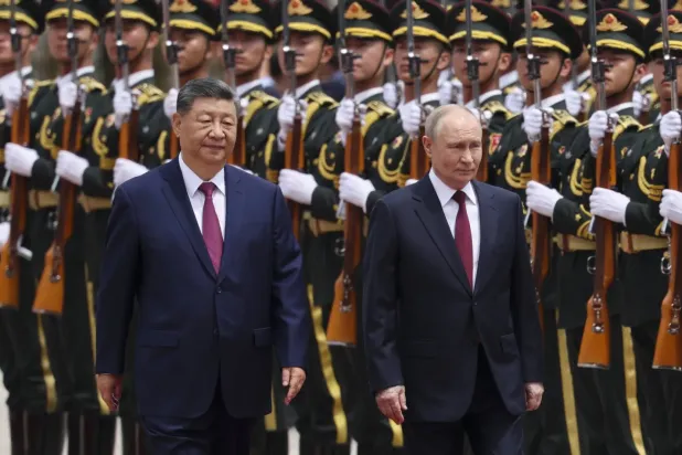 Çin lideri Şi Cinping ve Rusya Devlet Başkanı Vladimir Putin, Pekin'deki Halk Büyük Salonu önündeki onur kıtasını selamlıyor (EPA)