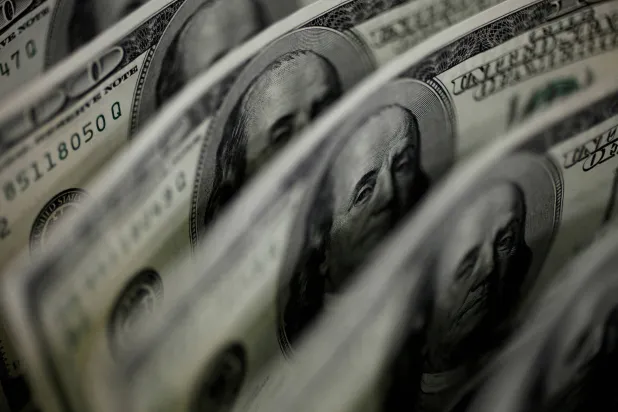 أوراق نقدية من الدولار الأميركي (رويترز)