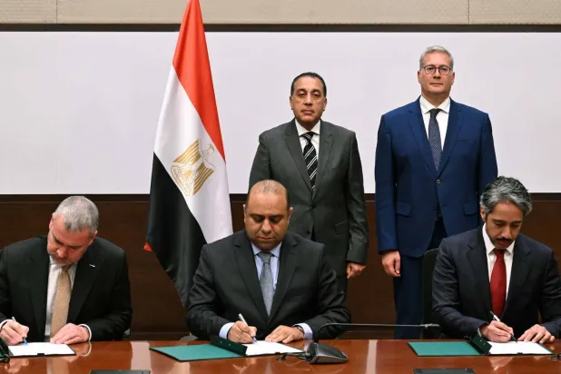 رئيس الوزراء المصري ووزير البترول يشهدان مراسم توقيع مذكرة تفاهم مع «إكسون موبيل» و«قطر للطاقة» (رئاسة مجلس الوزراء)