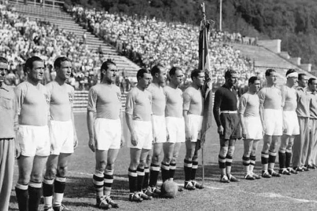منتخب إيطاليا في 1934 قبل نهائي كأس العالم ضد تشيكوسلوفاكيا (أ.ف.ب)