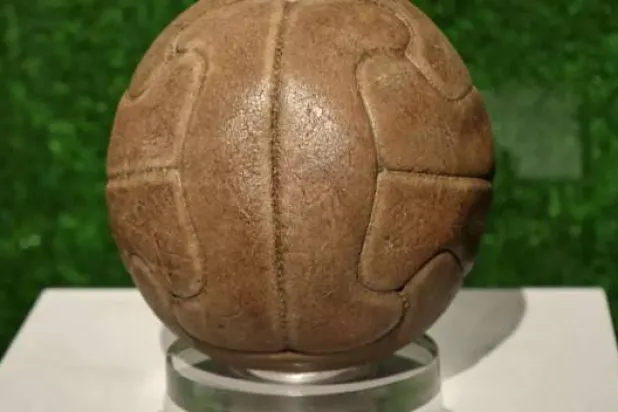 الكرة الرسمية لأول نسخة في كأس العالم لكرة القدم عام 1930 في أوروغواي (أ.ف.ب)